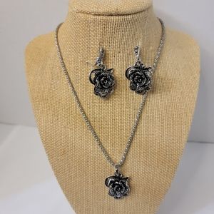 Beautiful Black and silver Rose Necklace Set